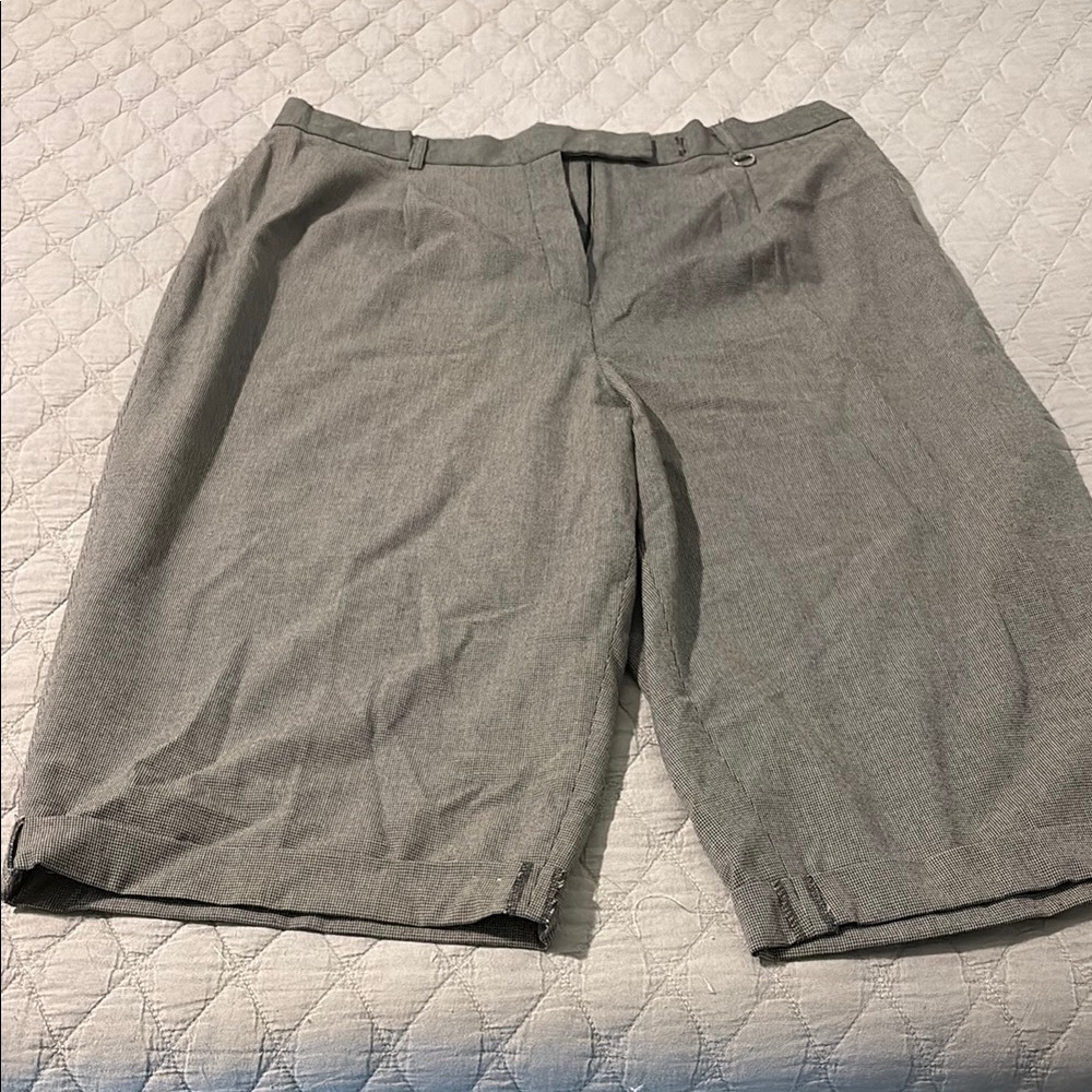 Larry Levine Gray Capris Lightweight Relaxed Fit